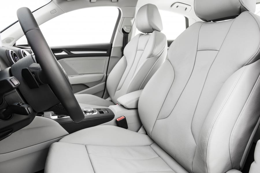 Интерьер Audi A3 Sedan 2.0 TFSI (8V) 2015 года  (LA) (фото 9 из 12)